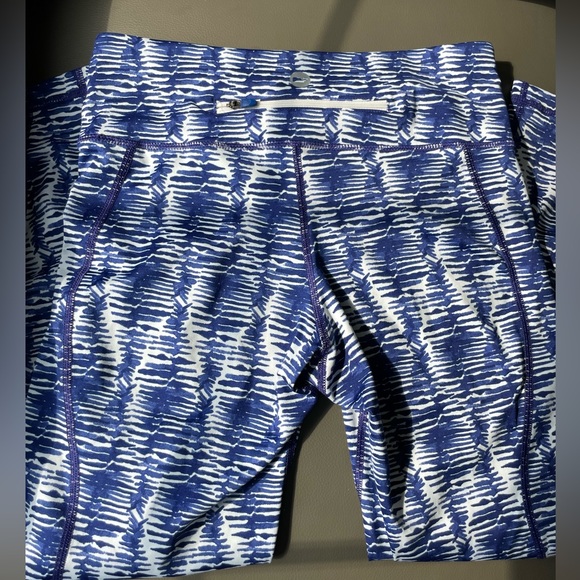 Vineyard Vines women’s leggings. Beautiful blue pattern. New. Size small. - Picture 2 of 5